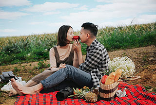 man-and-woman-having-a-picnic-3942864-scaled